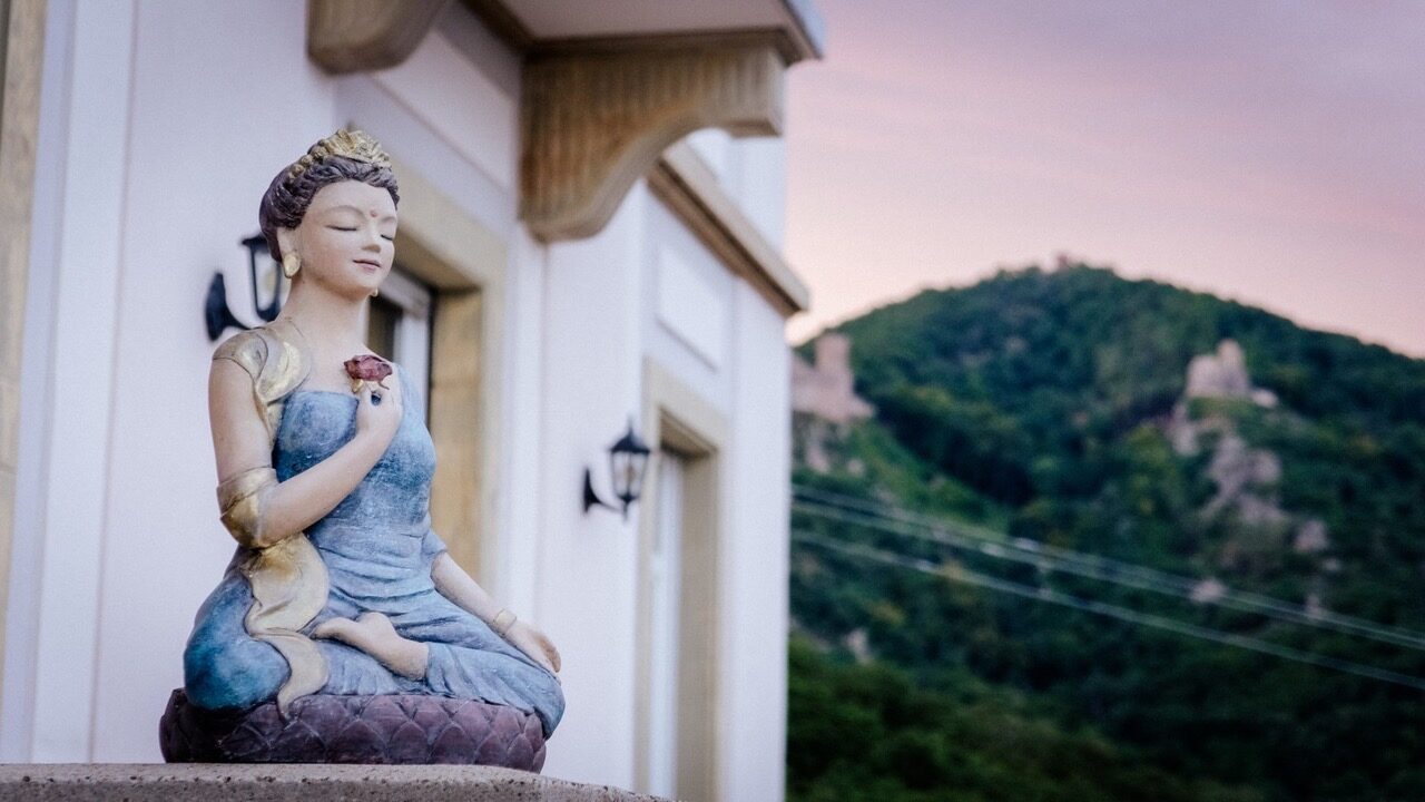 Tara Statue vor Meditationshaus