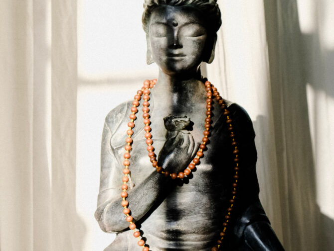 schwarze Tara-Figur mit Mala-Kette