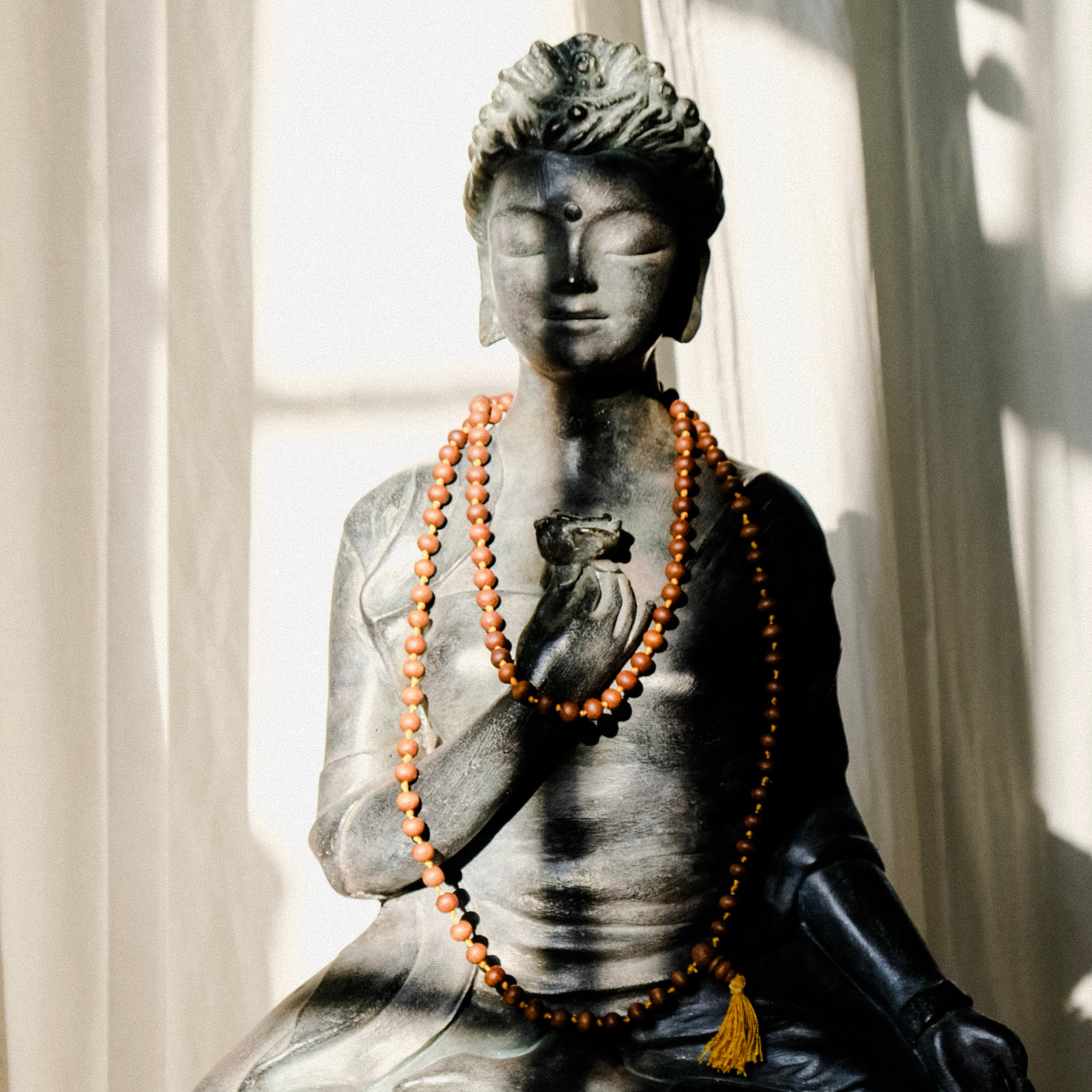 schwarze Tara-Figur mit Mala-Kette