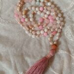 Mala aus rosa Opal, Mondstein, Rosenquarz, Muschelkernperlen, Angelit und Maulbeerseidenquaste